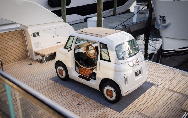 Sanlorenzo yatının güvertesindeki özel Fiat Topolino
