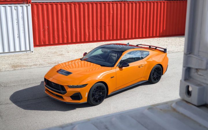 Turuncu Ford Mustang GT Nite Pony Pack, konteynerler önünde