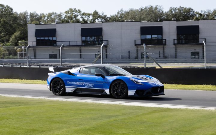 Tampa pistindeki Track Assist donanımlı mavi Maserati GT2 Stradale