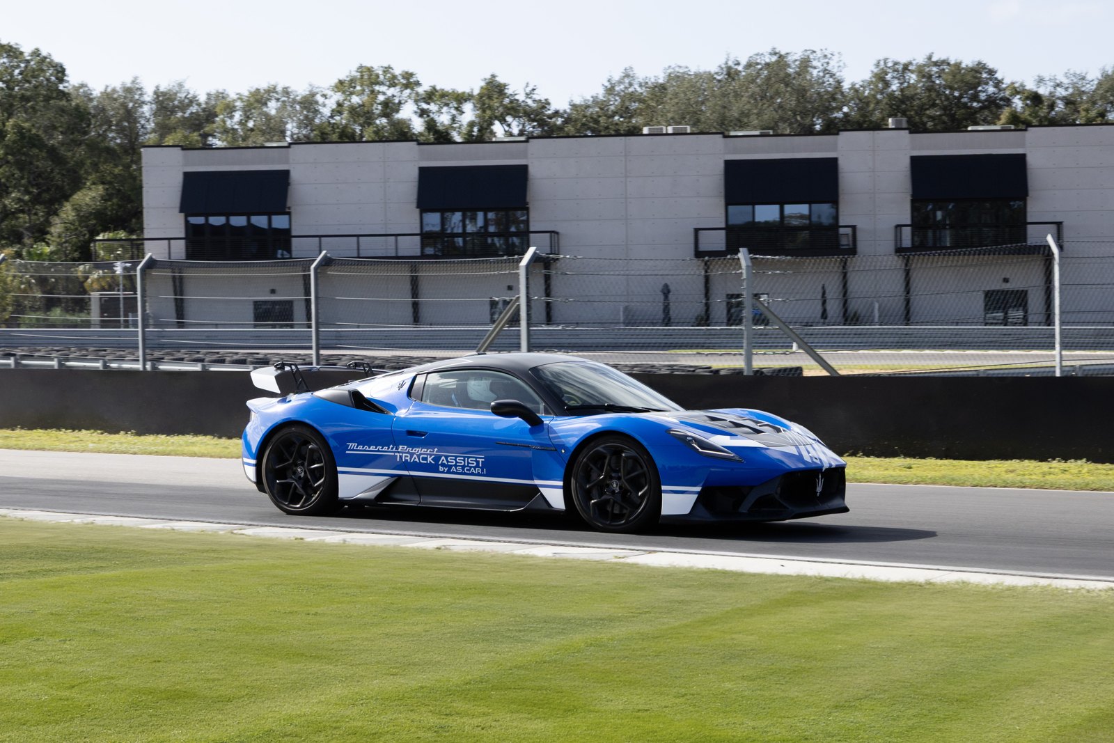 Tampa pistindeki Track Assist donanımlı mavi Maserati GT2 Stradale