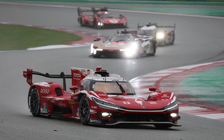 Islak pistte yarışan Toyota Racing Hypercar, Barcelona 2026