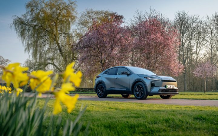 Mavi Toyota C-HR+ 2026, ağaçların önünde park halinde
