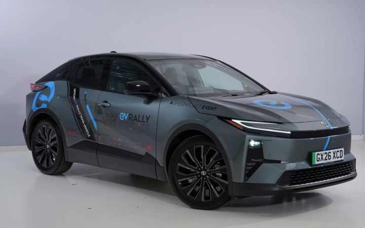 EV Rally Cymru kaplamalı Toyota C-HR+ elektrikli otomobilin stüdyo fotoğrafı