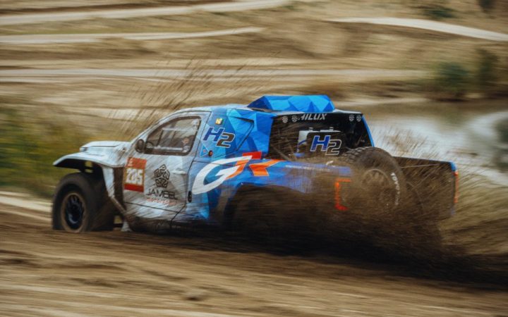 Hidrojen yakıt hücreli Toyota DKR GR FC Hilux prototipi Lommel test pistinde