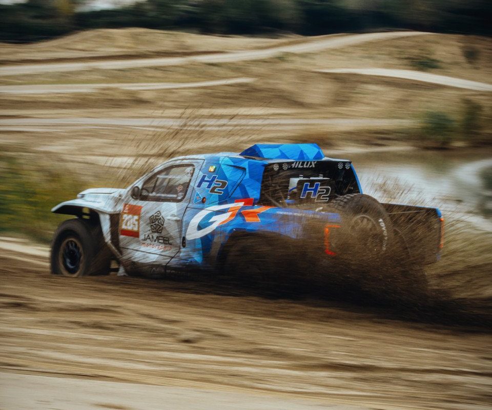 Hidrojen yakıt hücreli Toyota DKR GR FC Hilux prototipi Lommel test pistinde